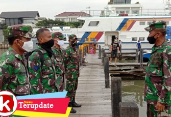 Babinsa Kawal Lintas Ganti Tim Medis Kepulauan Seribu