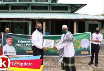 Direktur BUBU dan TIK Hang Nadim Suwarso memberikan bantuan kepada Imam Masjid di salah satu Masjid di Kota Batam