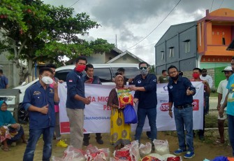 Hiswana Migas Sultra dan Pertamina Bagi Sembako Gratis