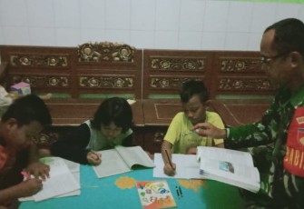 TNI Kodim Brebes Dampingi Putra-Putrinya Belajar di Rumah