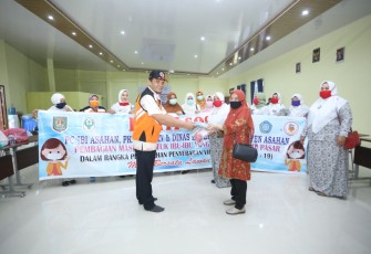 TP PKK Asahan Bagikan 1000 Masker Kepada Ibu-Ibu yang Melakukan Aktifitas di Luar Rumah