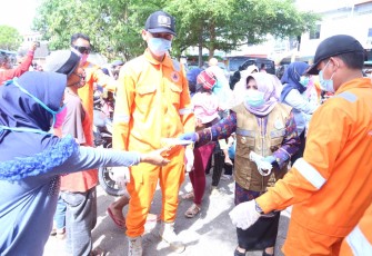 Pemko Bagikan Masker dan Hand Sanitizer Kepada Masyarakat