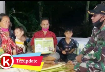 Suwarno saat menerima bantuan dari Dandim