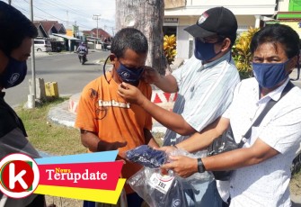 Ketua IWO Pesibar Bagikan Masker Secara Gratis