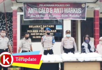 Polsek Pedamaran Bagi Takjil dan Masker Serta Sembako ke Masyarakat
