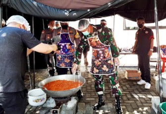 Dandim 1310/Bitung Ikut Bantu Masak