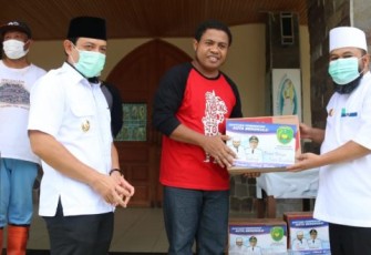 Wali Kota Bengkulu Helmi Hasan dan Wakil Wali Kota Dedy Wahyudi Serahkan Langsung Bantuan Sembako Pada Warga Yang Belum Dapat 