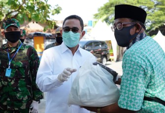 Bupati Haryanto membagikan bingkisan secara simbolis