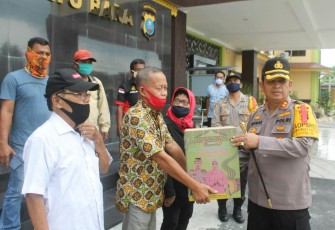 Kapolres Batu Bara Bagikan Paket Lebaran Pada Insan Pers