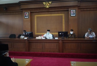 Bupati Haryanto dalam penyerahan bantuan kesejahteraan guru