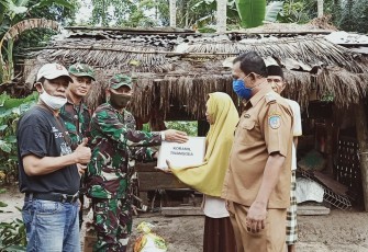 Babinsa Berikan Bantuan ke Janda Tua