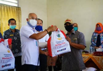 Bupati Bengkulu Selatan Gusnan Mulyadi Beri Bantuan Untuk Penyandang Disabilitas Mental 