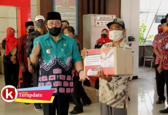 Plt Walikota Blitar Santoso saat menyerahkan bantuan kepada penerima manfaat (foto : Faisal NR / Klikwarta.com) 