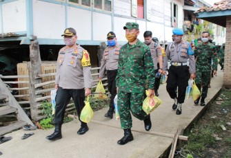 Kapolres Batanghari dan Dandim/0415 Batanghari saat salurkan bantuan sosial kepada masyarakat kurang mampu di Desa Terusan