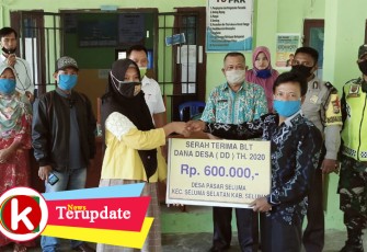 Kades Pasar Seluma saat salurkan BLT-DD