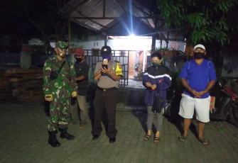 Babinsa dan Babhinkamtibmas Kelurahan Pateten Dua Giat Patroli Sambil Bacakan Seruan Forkopimda Bersama Pemkot Bitung