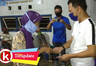 Lansia saat Terima Bantuan Tunai