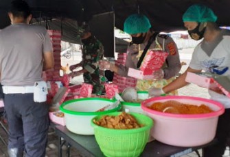 TNI-Polri Berjibaku di Dapur Lapangan