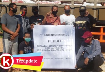 PT. Indo Intraco Bagikan Sembako ke Warga Desa Marok Kecil