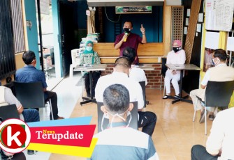 Wakil Wali Kota Tegal Muhamad Jumadi bersama Kepala Dinas Kesehatan Kota Tegal Sri Primawati Indraswari meninjau langsung Posko Gugus Covid Tugas Pemuda RW. 08 di Jalan Cimanuk