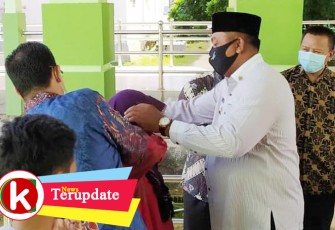 Bupati Aceh Singkil Dulmusrid saat membagikan masker kepada para pengunjung Rumah Sakit setempat.
