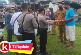 Polres Samosir menyerahkan bantuan tali asih kepada warga yang rumahnya rusak dihantam puting beliung di Tanah Lapang Pangururan Senin (18/05)