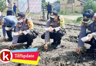 Kapolres Kampar dan sejumlah Pejabat Utama Polres Kampar lakukan penanaman bibit jagung dan cabe