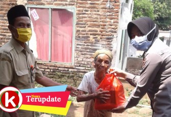 Polsek Tulis Bagikan Paket Sembako ke Warga Kurang Mampu