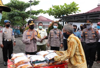 Kapolda Bengkulu saat menyalurkan bantuan beras dari Mabes Polri