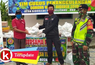 Penyerahan bantuan secara simbolis kepada Kades Sido Gede