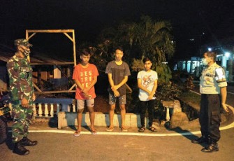 Personil Koramil 1310-02 lembeh bersama personil Polsek lembeh berikan nasehat kepada remaja yang lagi ngumpul
