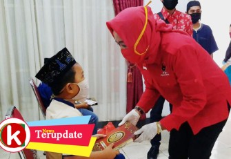 Ketua DPC PDI Perjuangan Kabupaten Tuba Berikan Santunan dan Sembako ke Anak Yatim