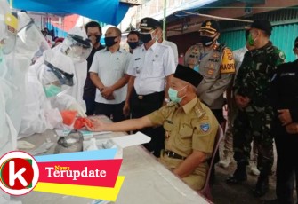 Bupati Oku Timur HM Kholid Mawardi saat mengikuti Rapid Test di Desa pasar Gumawang
