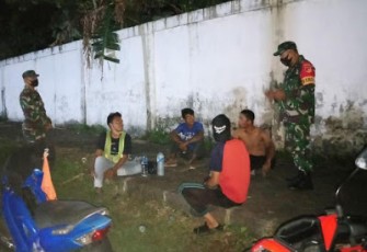 Danramil 1310-01/Bitung bersama anggota bubarkan sejumlah pemuda yang lagi kumpul