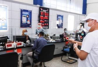 Gubernur Rohidin Mersyah saat meninjau secara langsung pelayanan perbankan
