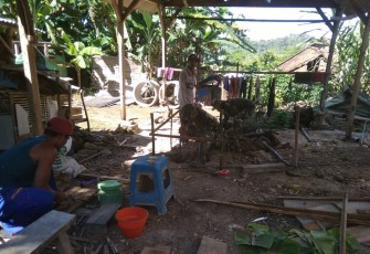 Iswanto Bantu TNI di Pra TMMD Kodim Tulungagung untuk Membuat Kusen Pintu MCK