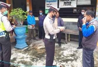 Polisi Bagi Masker Gratis di Pasar