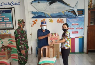 Kasie pembangunan kelurahan Pateten dua Ester Wulur SE didampingi babinsa Serda Dompit S.Makoginta salurkan bansos sembako kewarga yang terdampak covid-19
