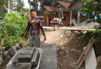 Suhendra Belajar Ikut Bantu Pengerjaan di Pra TMMD 108/Tulungaung
