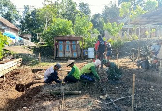 Warga Dusun Ngrancah Asyik Menyusun Besi untuk Pengecoran