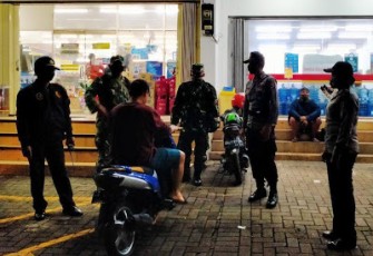 Aparat Gabungan TNI-Polri Tegur Warga Tak Gunakan Masker
