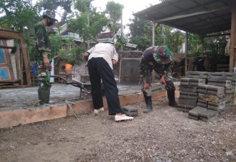 Batako Diangkut dengan gerobak Dorong