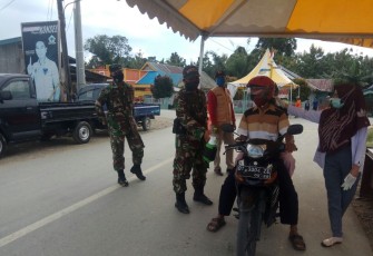 Babinsa dan tim relawan cek pengendara cegah Covid-19