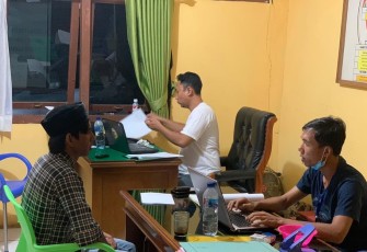 Tersangka saat diperiksa penyidik