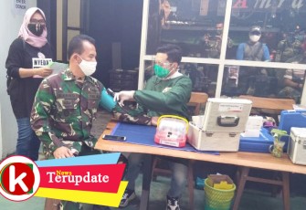 Danramil 02/Banjarsari Apresiasi Kegiatan Donor Darah Alumni 87 SMK 7 Surakarta