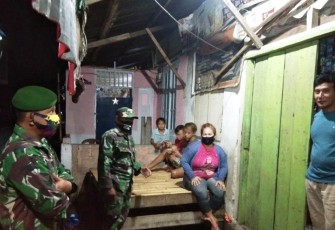 Petugas Gabungan Koramil 1310-01/Bitung dan Polsek Maesa Bubarkan Warga Berkerumun