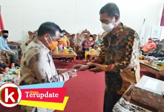 Wakil Bupati Aceh Singkil Sazali saat memberikan cenderamata kepada Kajari Amrizal Tahar.