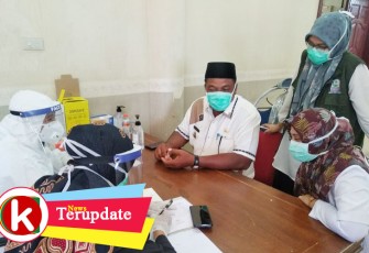 Bupati Aceh Singkil Dulmusrid saat melakukan Rapid Test.