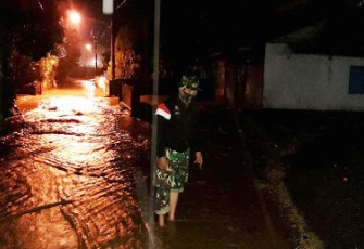 Babinsa dan Perangkat Kelurahan Tinjau Penyebab Air Tergenang