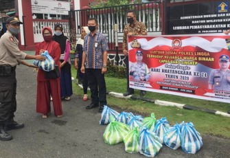 Sat.Tahti Polres Lingga Berikan Sembako ke Keluarga Warga Binaan Lapas III Dabo Singkep